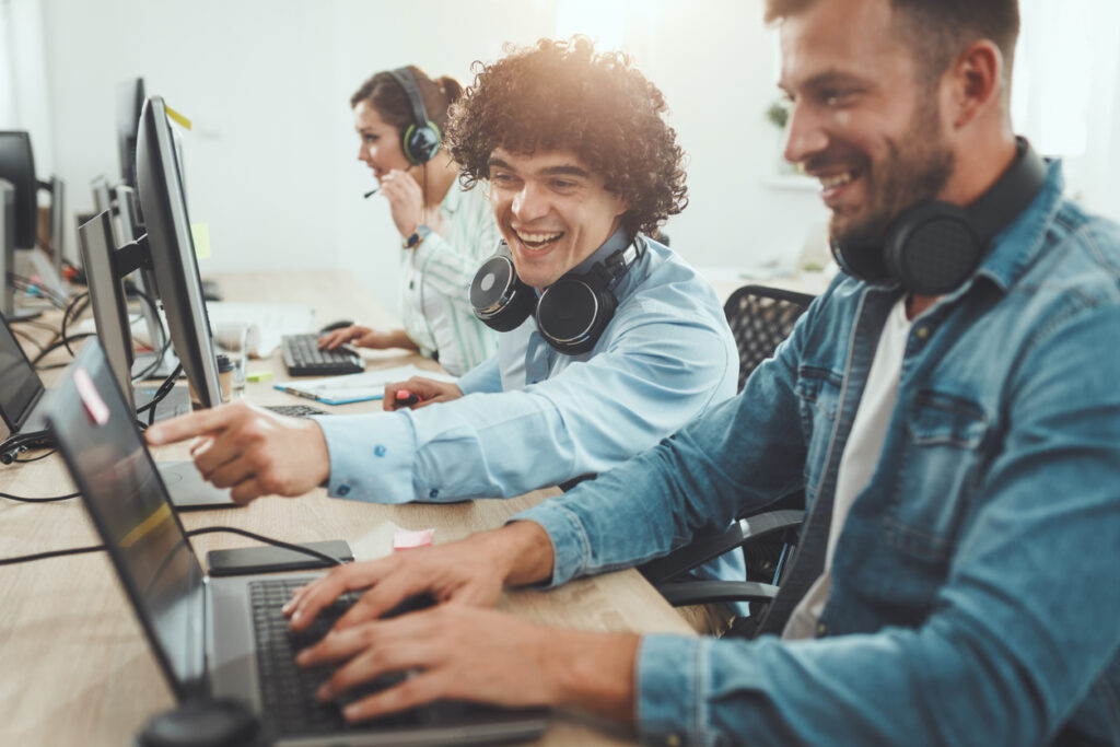 IT Fachkräfte tauschen sich am Arbeitsplatz gerade aus